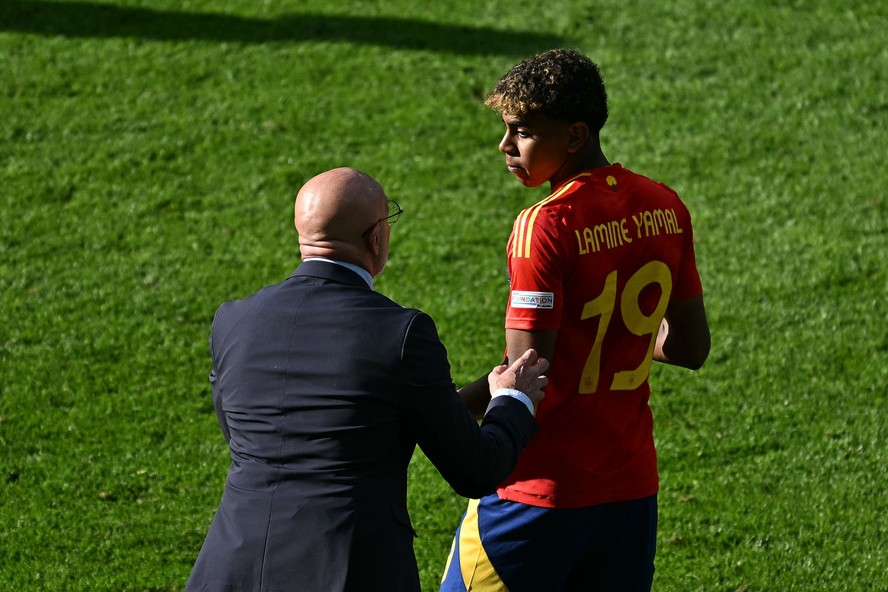 Técnico Luis de La Fuente orientando o jogador mais jovem da história da Eurocopa, Lamine Yamal