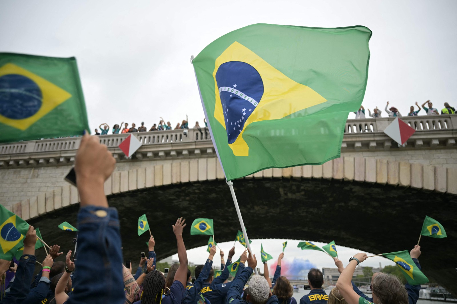 Atletas da delegação brasileira durante a cerimônia de abertura dos Jogos Olímpicos de Paris 2024 — Foto: CARL DE SOUZA / POOL / AFP