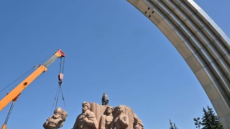 Esculturas de pedra representam as autoridades ucranianas e russas da época da assinatura do tratado — Foto: Sergei Supinsky/AFP