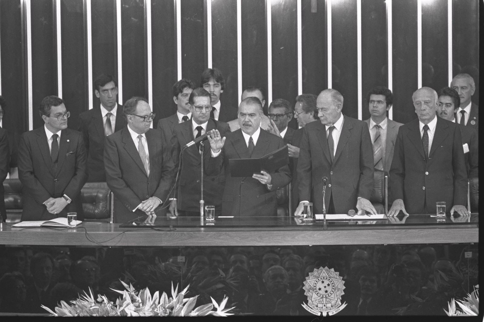 O primeiro presidente civil depois da ditadura militar foi José Sarney, que assumiu o cargo após a morte de Tancredo Neves, eleito indiretamente e empossado no Congresso — Foto: Sergio Marques/Agência O Globo/15-03-2003