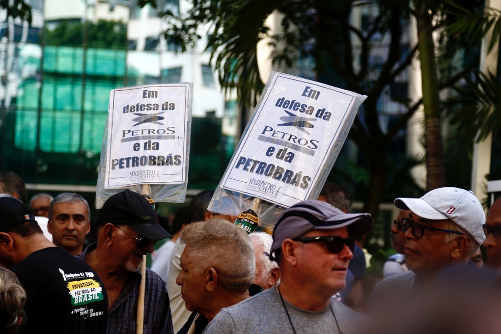 Manifestação dos aposentados e pensionistas da Petros na porta do Edifício Senado, no centro do Rio de Janeiro — Foto: Fabio Rossi/Agência O Globo