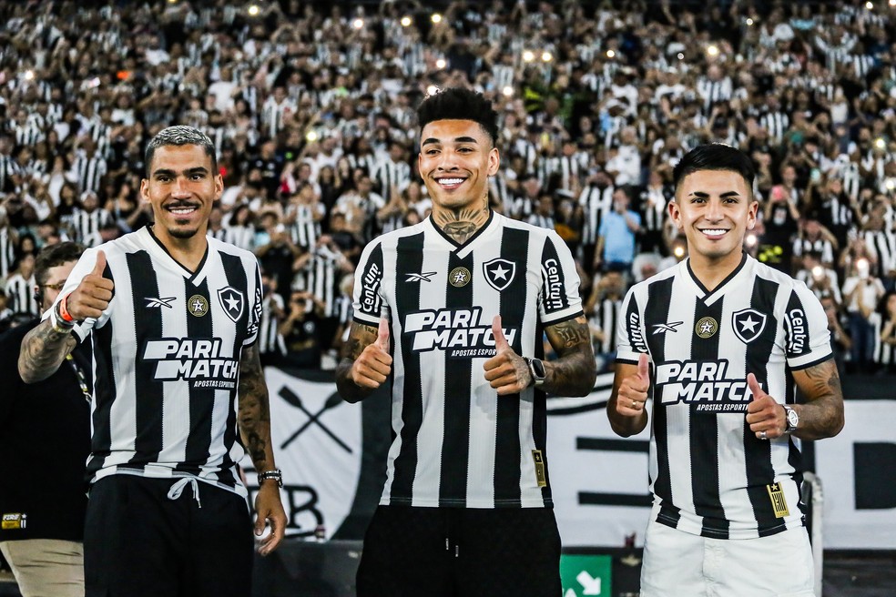 Allan, Igor Jesus e Almada são apresentados à torcida do Botafogo no Nilton Santos — Foto: Vitor Silva/Botafogo