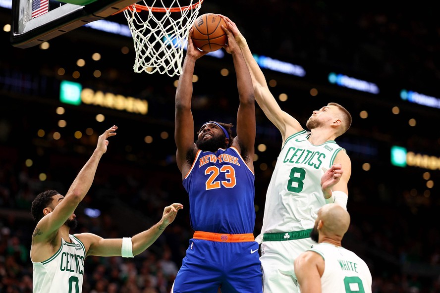 Porzingis (à direita, número 8) em ação pelos Celtics