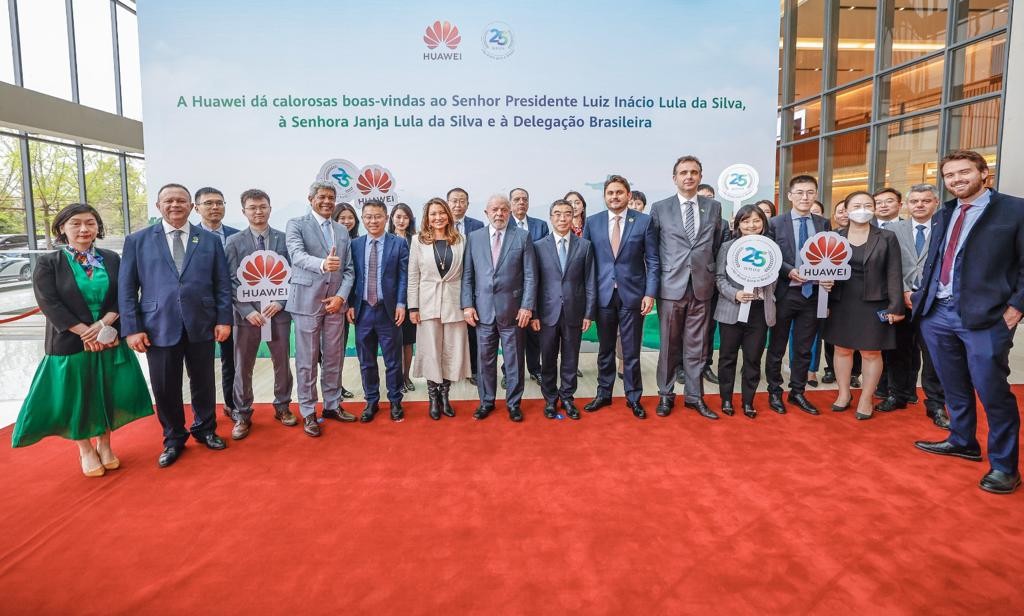 Presidente Luiz Inácio Lula da Silva e primeira-dama Janja Lula da Silva posam para foto durante recepção na Huawei — Foto: Ricardo Stuckert