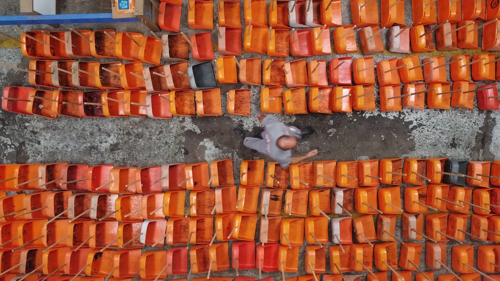 Por mês, 800 "papões" são produzidos na fábrica Aleixo Gary, da Comlurb, em Campo Grande — Foto: Custódio Coimbra / Agência O Globo