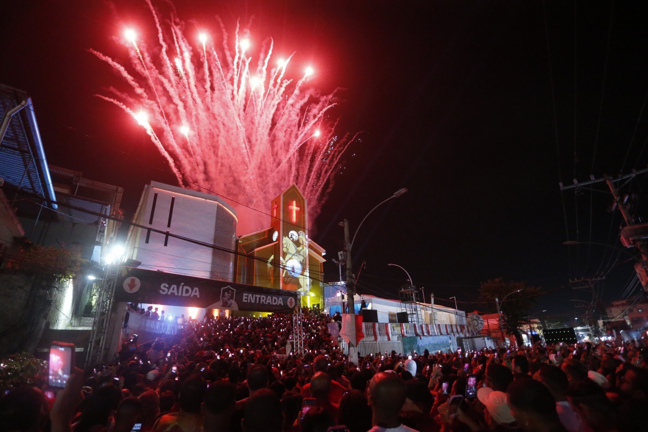 Na alvorada, queima de fogos celebra o Dia de São Jorge — Foto: Fabiano Rocha/Agência O Globo