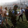 Um dos feridos no ataque contra um campo de futebol nas Colinas de Golã é socorrido - Jalaa Marey/AFP