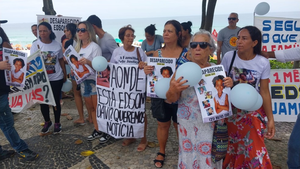 Manifestação, neste domingo, na Barra da Tijuca, pede respostas sobre o caso do menino Edson Davi, desaparecido há um mês — Foto: Divulgação