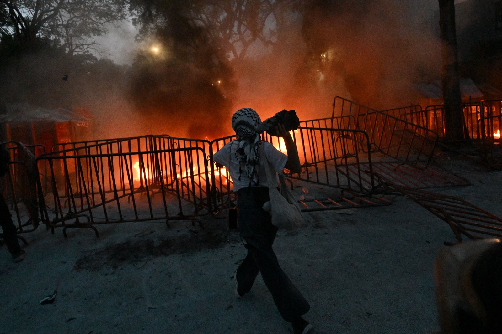 Uma mulher participa de uma manifestação pró-Palestina chamada “Ação Urgente para Rafah”, realizada em frente à embaixada israelense na Cidade do México em 29 de maio de 2024. — Foto: Pedro Pardo / AFP