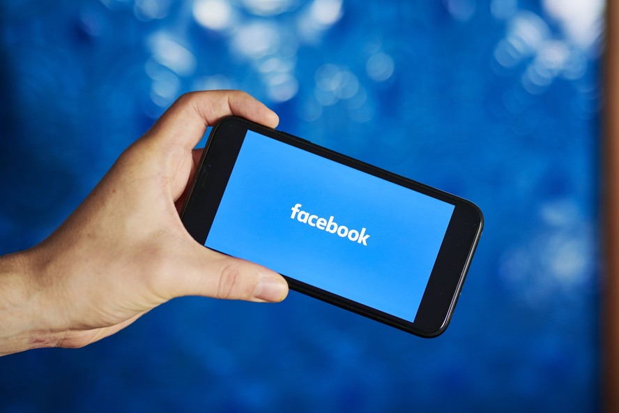Aplicativo do Facebook acessado por meio de um iPhone: Meta e Apple duelam por receitas de anúncios