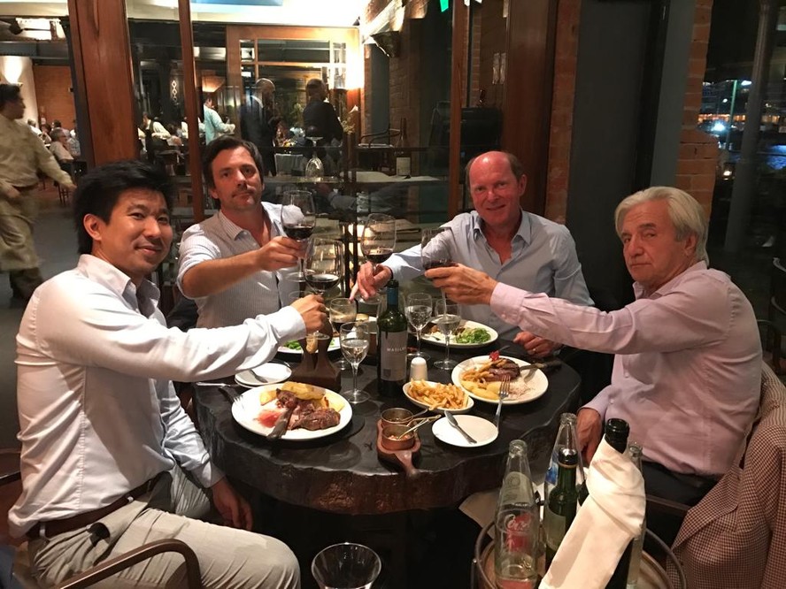 O empresário Geninho Thomé (no centro, de azul), de Curitiba, degusta vinhos argentinos no país vizinho com amigos
