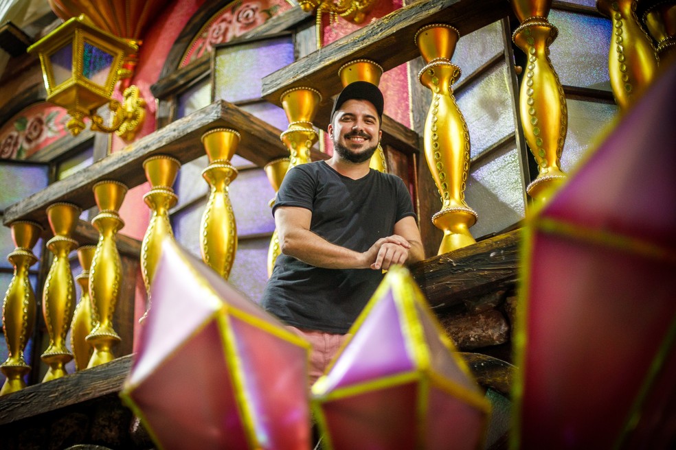 Tarcísio Zanon é o carnavalesco da Viradouro, que leva à Avenida o enredo "Rosa Maria Egipcíaca" — Foto: Brenno Carvalho / Agência O Globo