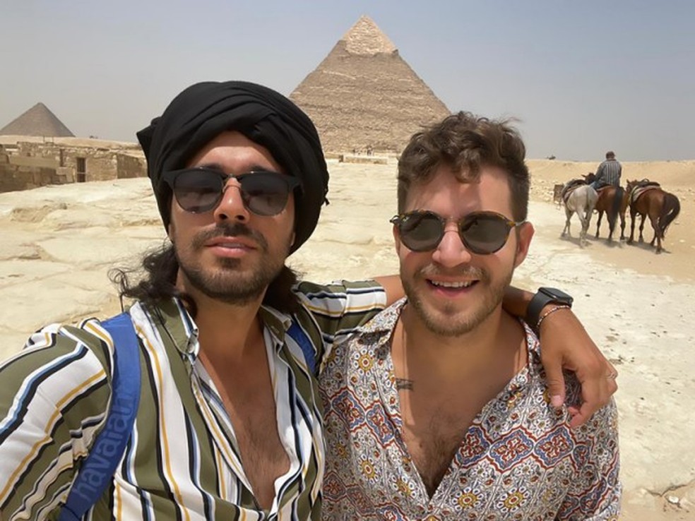 Bismarck Moura (esquerda) e o namorado, Fernando Fornaris, no Egito — Foto: Acervo pessoal