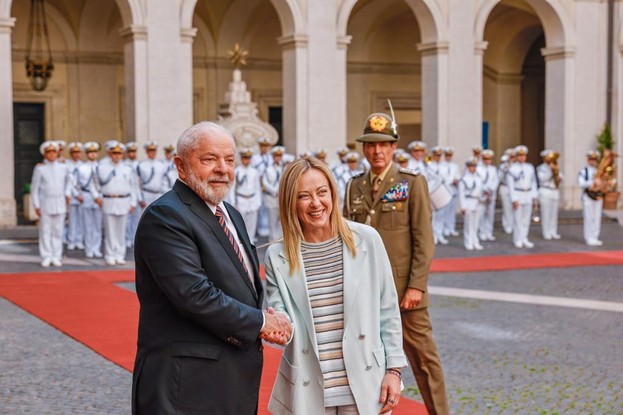 Presidente Luiz Inácio Lula da Silva ao lado de premier da Itália, Giorgia Meloni