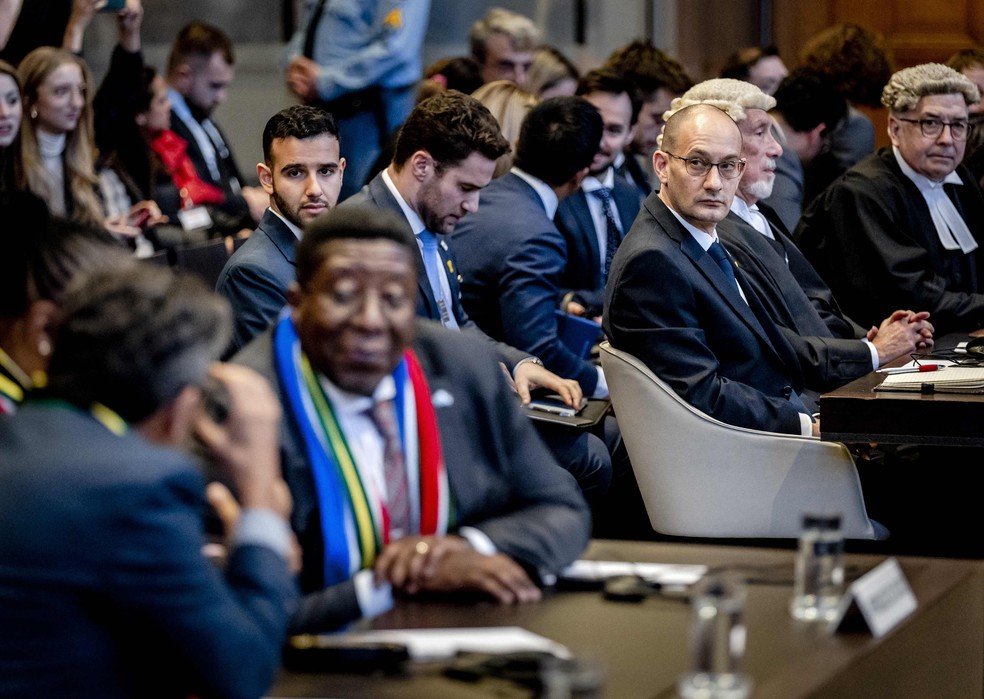 Juristas israelenses observam reação da acusação sul-africana durante leitura das determinações em Haia — Foto: Remko de Waal/ANP/AFP