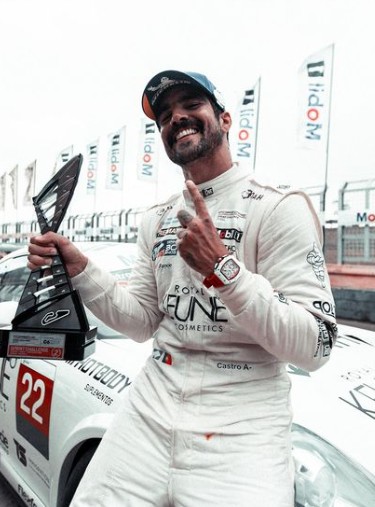 Caio Castro também se dedica à temporada 2024 da Porsche Cup Brasil — Foto: Reprodução/Instagram