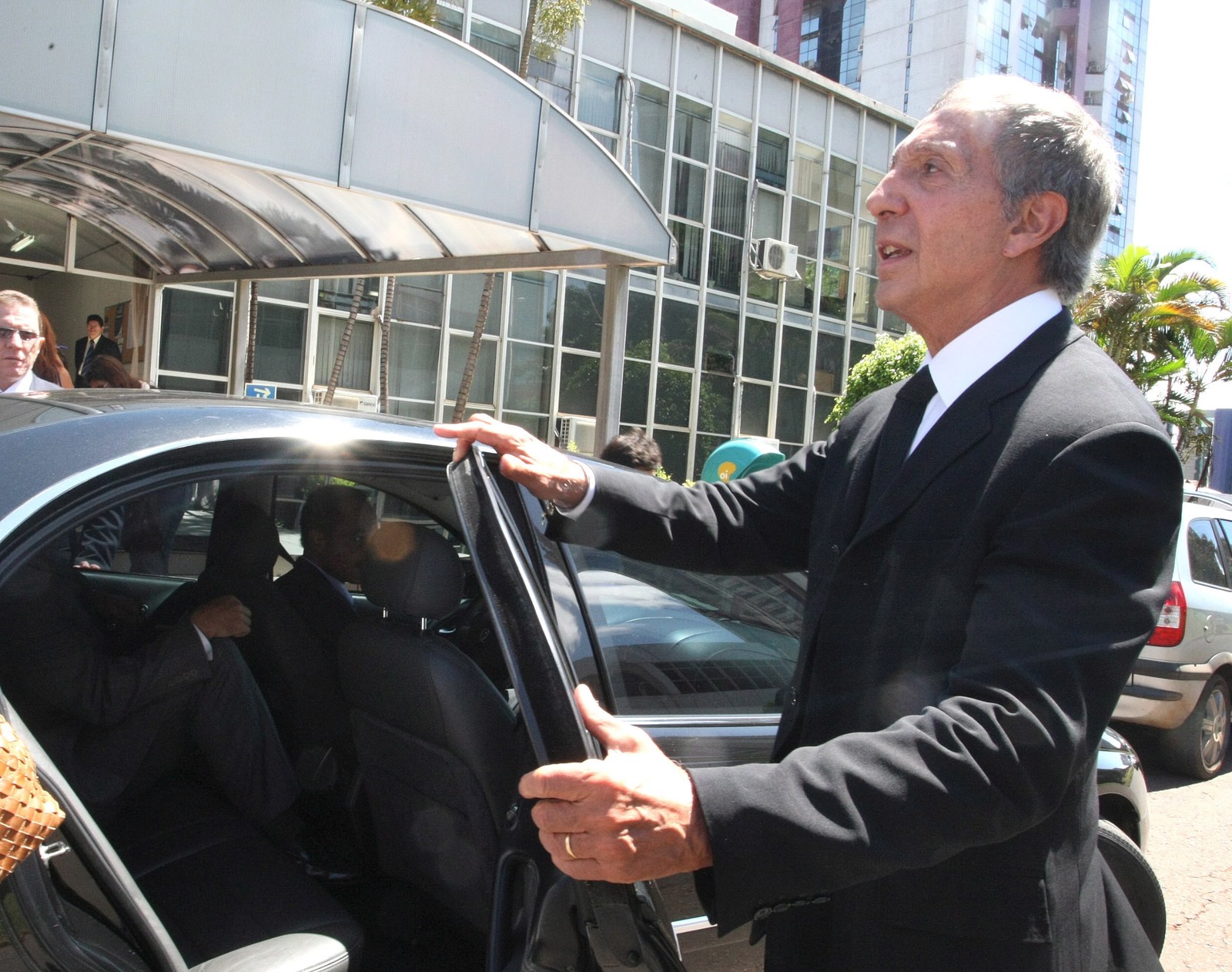 O empresário Abilio Diniz, após reunião no Conselho Administrativo de Defesa Econômica (Cade) em Brasília. — Foto: Givaldo Barbosa/ Agência O Globo