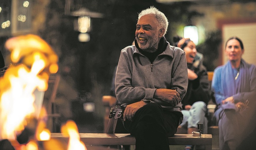 Gilberto Gil em torno da fogueira na casa em Araras onde foi filmado o misto de documentário e reality show com cinco episódios: continuação está acompanhando a turnê de shows pela Europa