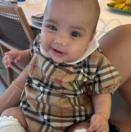 Mavie com vestido Burberry avaliado em R$ 2,3 mil Foto: Reprodução / Instagram