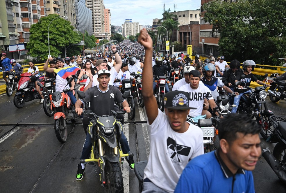 Opositores do governo do presidente venezuelano Nicolás Maduro protestam no bairro do Petare, em Caracas, em 29 de julho de 2024 — Foto: RAUL ARBOLEDA/AFP