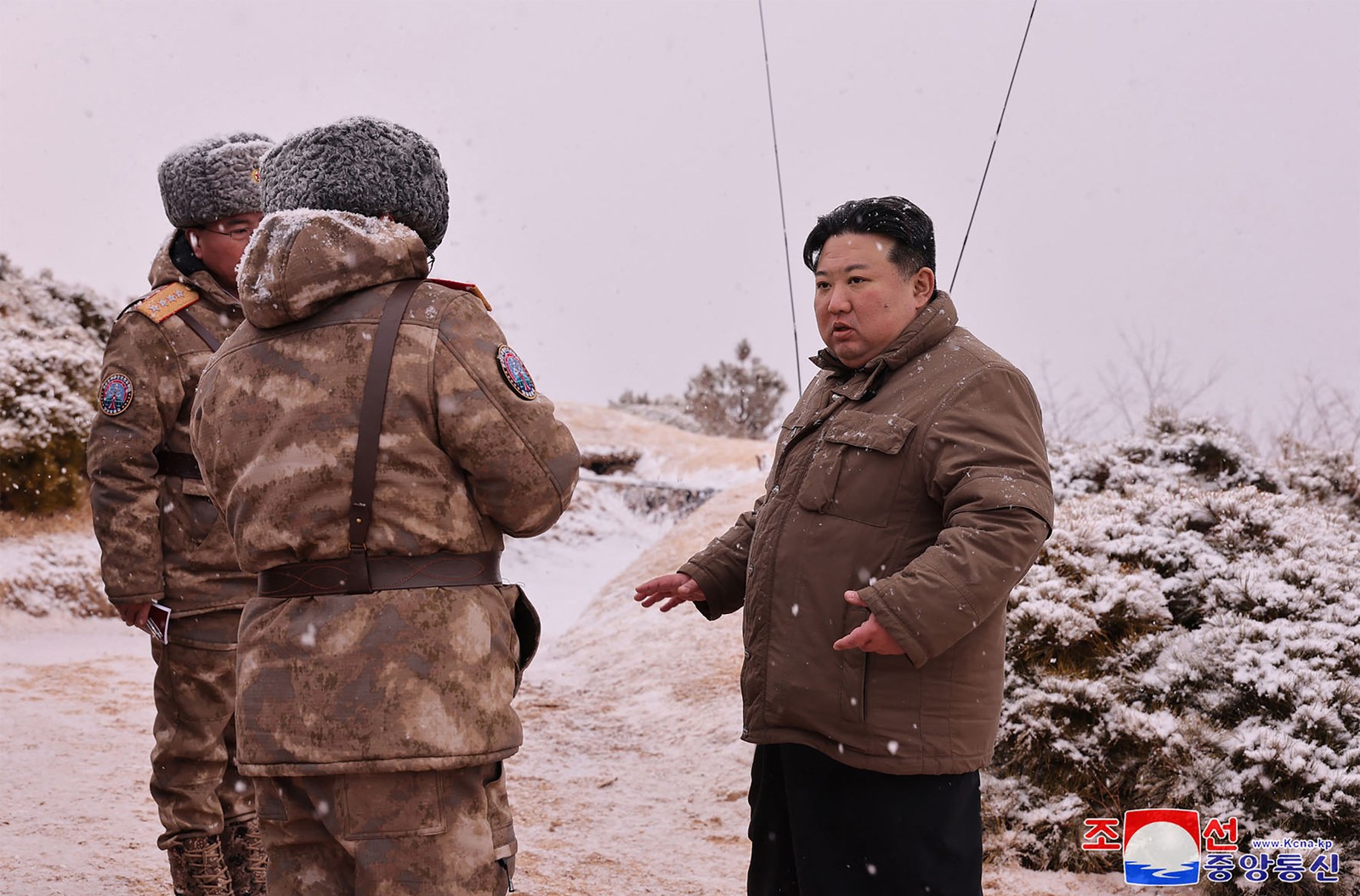 Foto divulgada pela agência estatal KCNA mostra Kim Jong-un durante teste de mísseis de cruzeiro da Coreia do Norte — Foto: STR KCNA VIA KNS / AFP