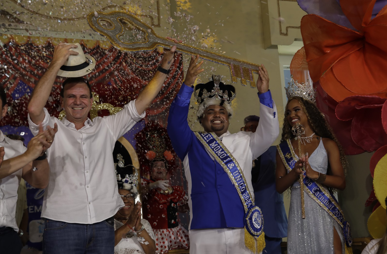 Prefeito Eduardo Paes entrega as chaves da cidade para o Rei Momo e dá o início do Carnaval com desfile preparado por Milton Cunha nos jardins do Palácio da Cidade. — Foto: GABRIEL DE PAIVA