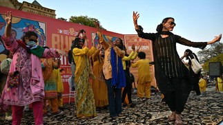 Em Karachi, no Paquistão, manifestantes demonstram as danças típicas do país — Foto: ASIF HASSAN