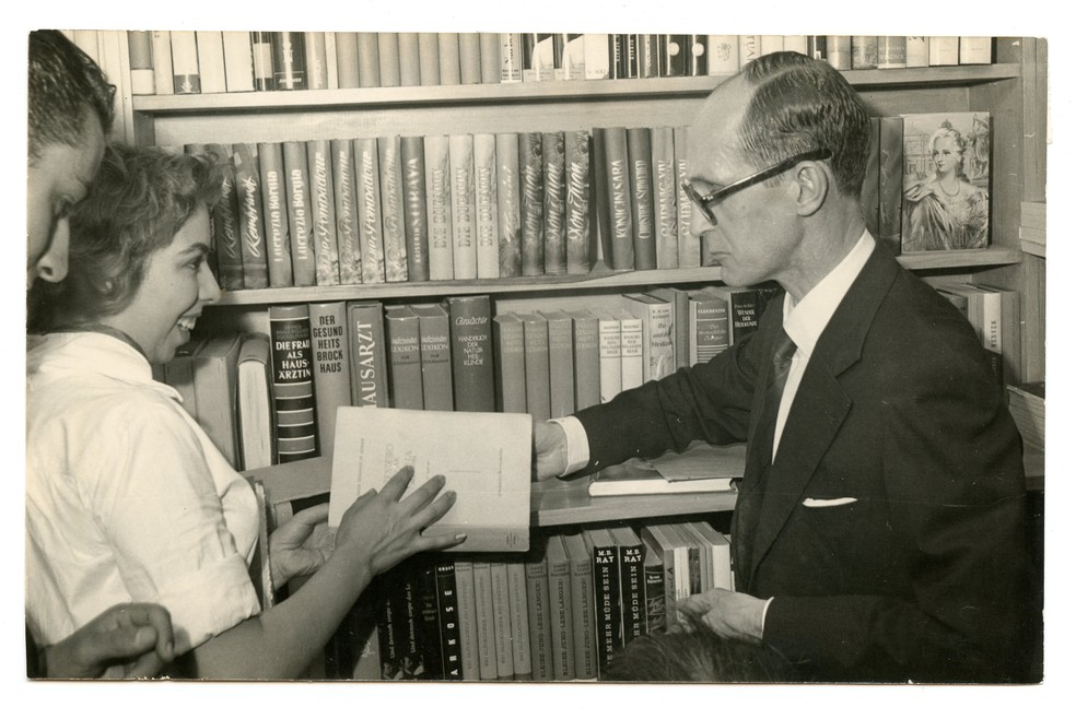 Carlos Drummond de Andrade no lançamento de "Um fazendeiro de ar" — Foto: Divulgação/ Acervo IEB