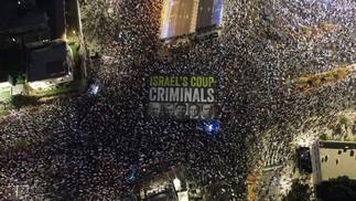 Uma vista aérea mostra um manifestante durante uma manifestação contra o plano de revisão judicial do governo israelense em Tel Aviv — Foto: Jack Guez/AFP