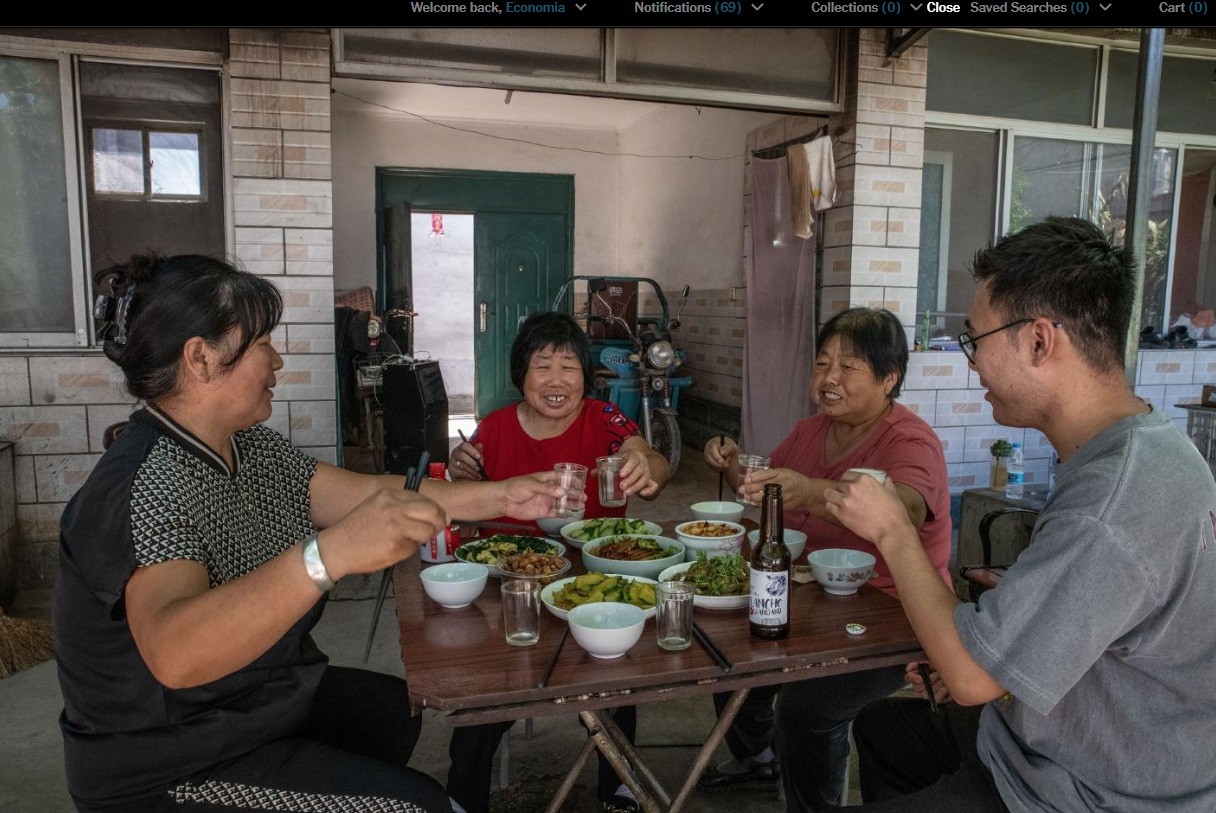 As integrantes do Sister Wang Is Coming almoçam com o filho de Wang Shuping, Ren Jixin, que passa vários dias por semana escrevendo, ensaiando e filmando para a banda — Foto: Gilles Sabrié/NYT
