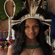 Mell Muzzillo se apresenta nas redes sociais como indígena, bailarina, atriz, modelo e dançarina.— Foto: Reprodução: Instagram