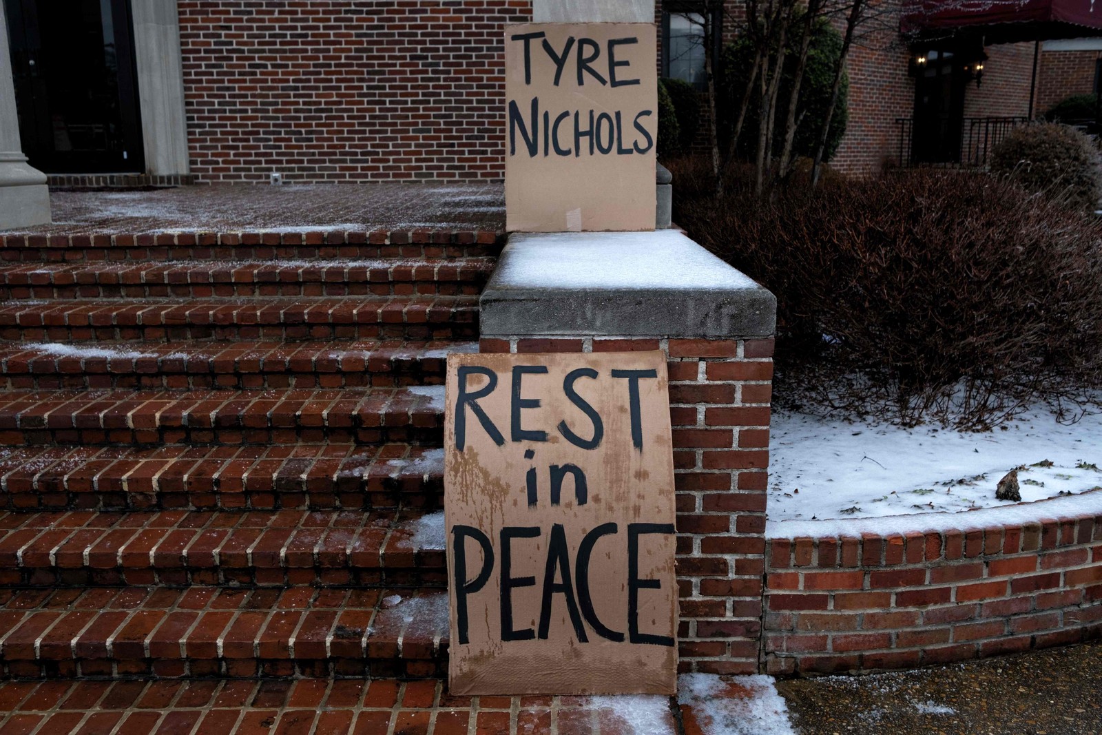 Cartazes em homenagem a Tyre Nichols em igreja do Mississipi após o funeral de Tire Nichols em Memphis, Tennessee — Foto: SETH HERALD/AFP