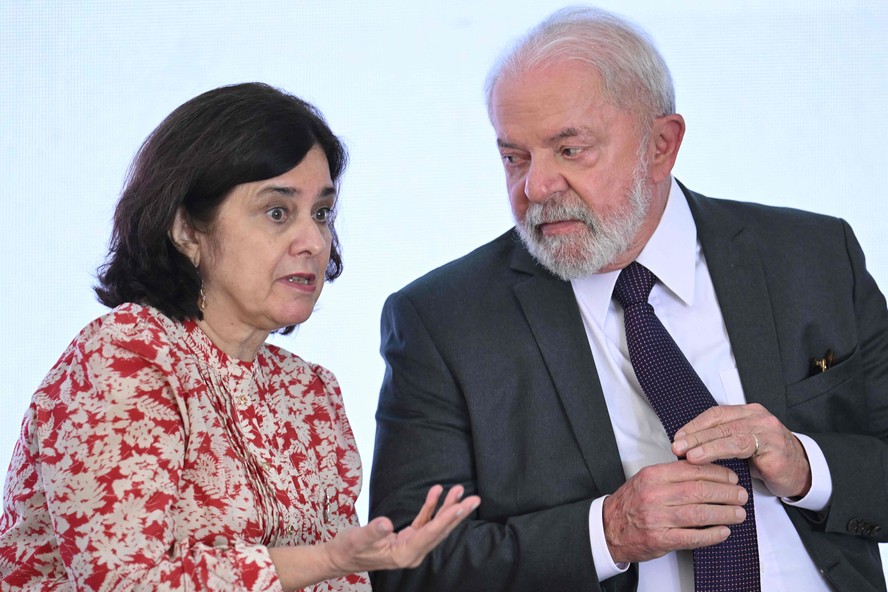 A ministra Nísia Trindade (Saúde) e o presidente Lula