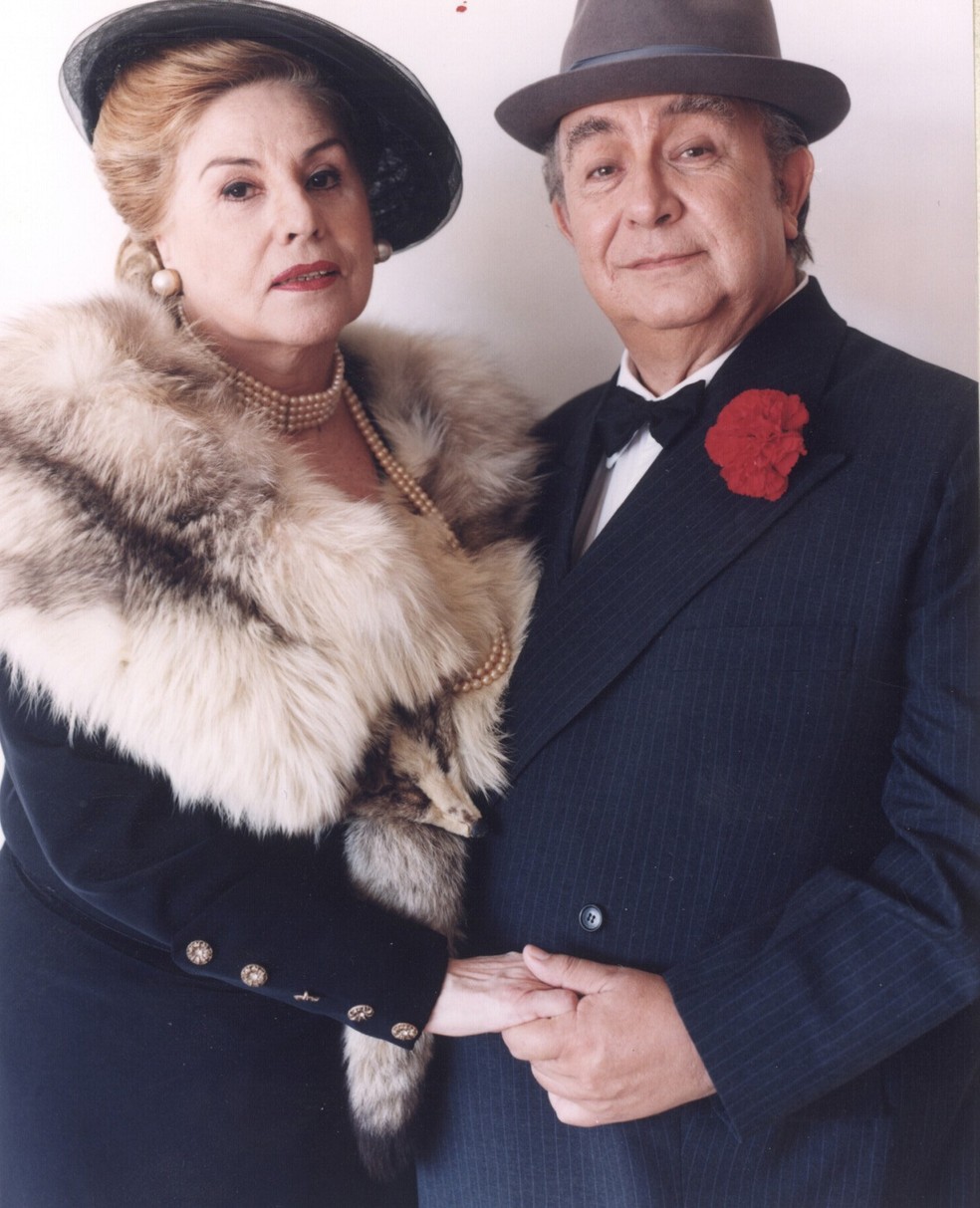 Jacqueline Laurence e Sérgio Mambert na peça 'O crime do Dr. Alvarenga', de Mauro Rasi, em 2000 — Foto: Divulgação