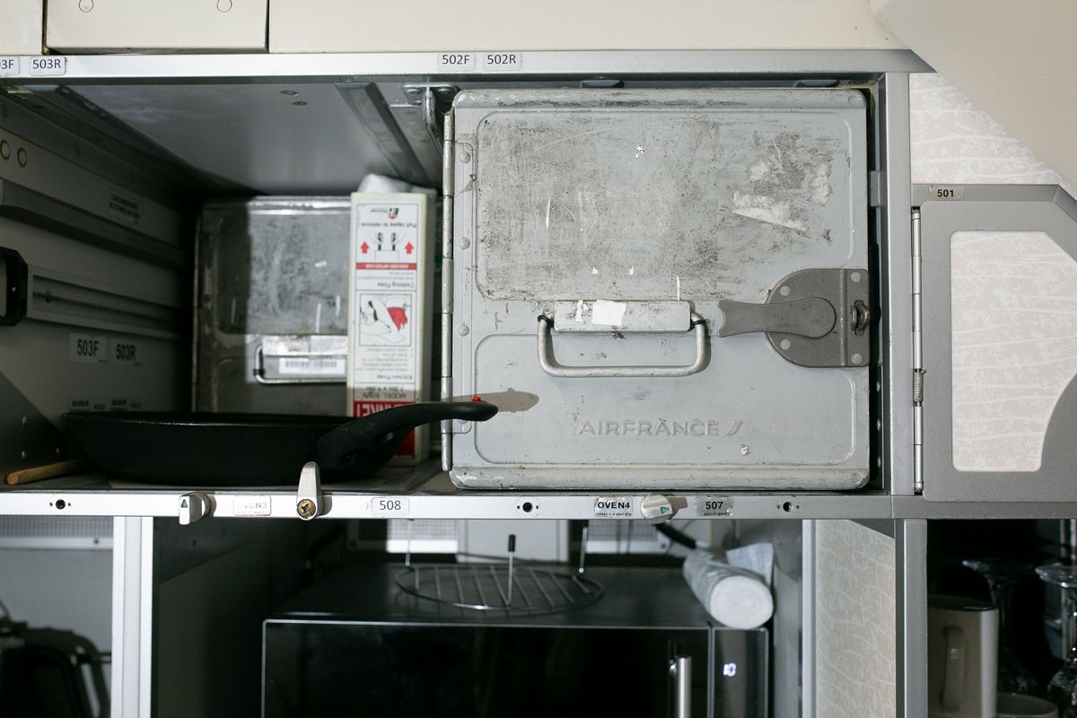 Caixa da Air France pode ser vista na cozinha do antigo avião, que fez parte da frota da Etihad — Foto: Reprodução / Apple Camping