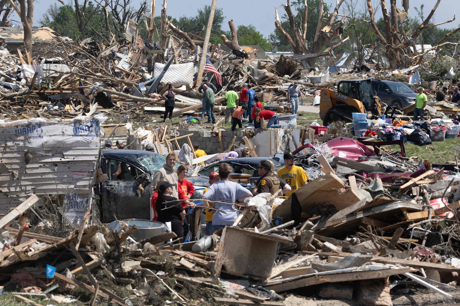 Moradores sofrem danos depois que um tornado atingiu a cidade em Greenfield, Iowa. — Foto: Scott Olson/Getty Images/AFP