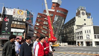 Políticos observam danos de terremoto em Hualien, Taiwan — Foto: CNA / AFP