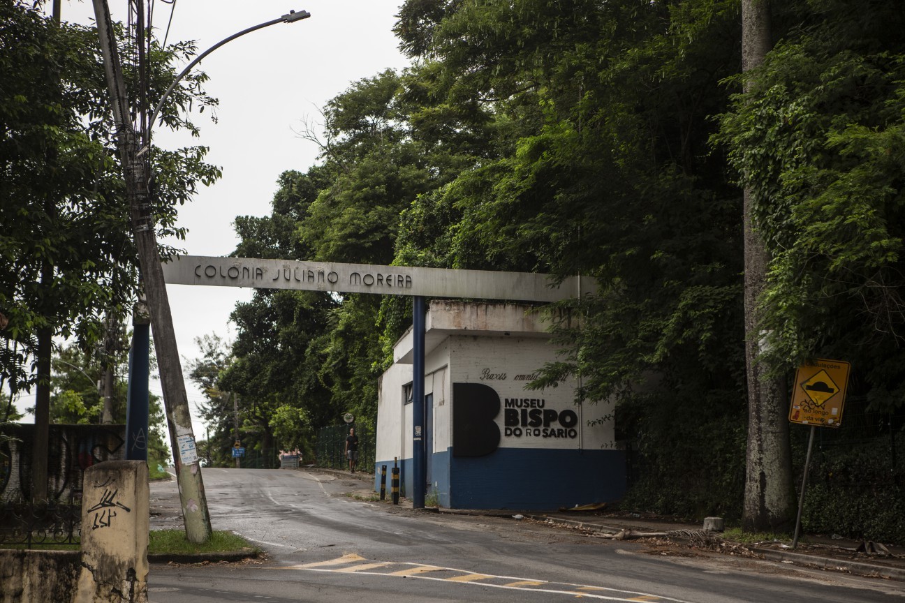 Fachada original da Colônia Juliano Moreira é mantida no local, que se tornou um sub-bairro de Jacarepaguá — Foto: Alexandre Cassiano