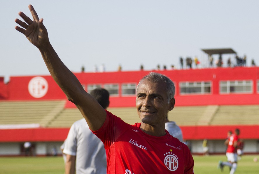 Romário assistiu do banco à vitória do America sobre o Petrópolis