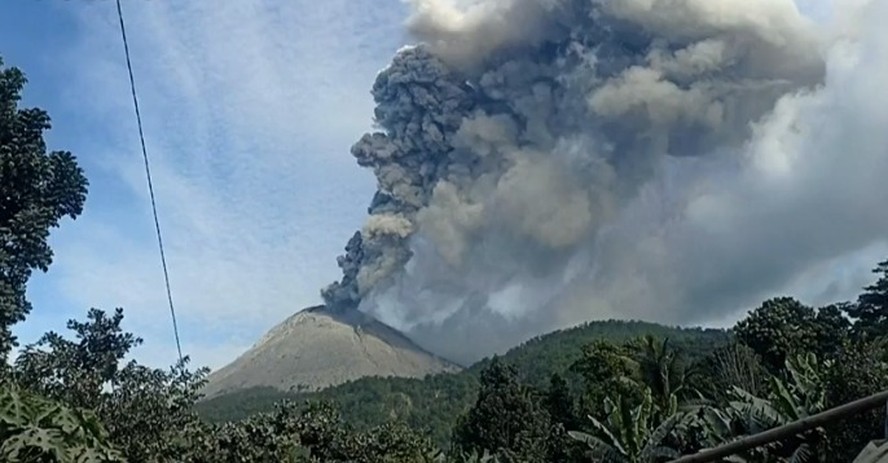 Vulcão entrou em erupção duas vezes neste sábado, na Indonésia