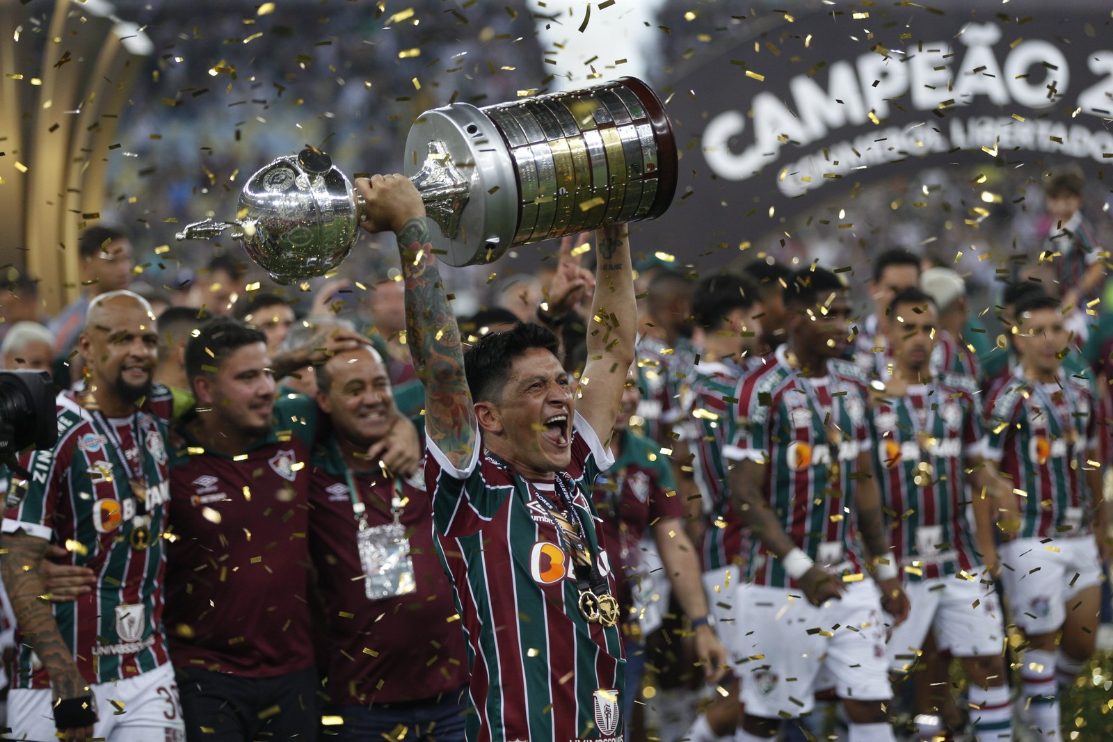 Cano, autor do primeiro gol, levanta a taça da Libertadores — Foto: Alexandre Cassiano