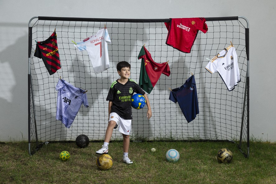 Rafael Barbosa, de 10 anos, torcedor do Flamengo, mas também fã do Real Madrid e Cristiano Ronaldo
