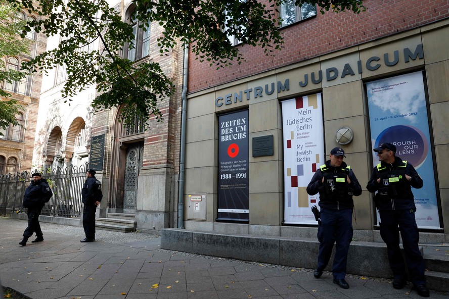 Policiais em frente a sinagoga e centro judaico em Berlim