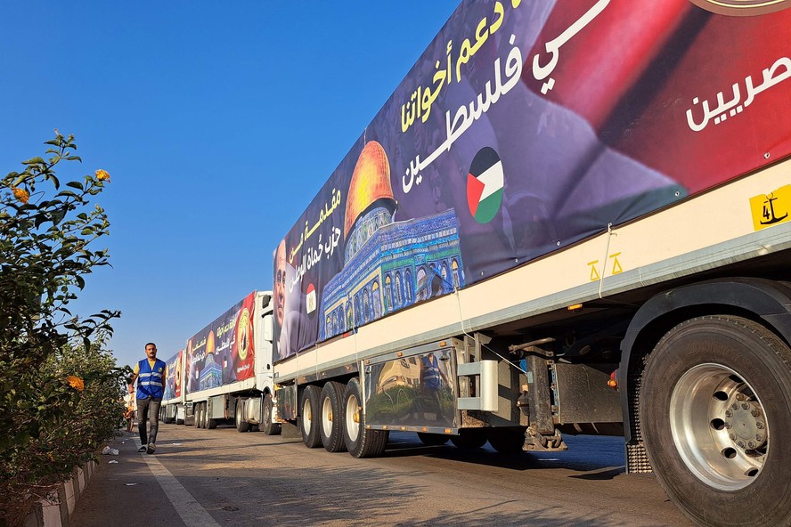 Comboio com suprimentos para Gaza aguarda a 300 km da passagem de Rafah