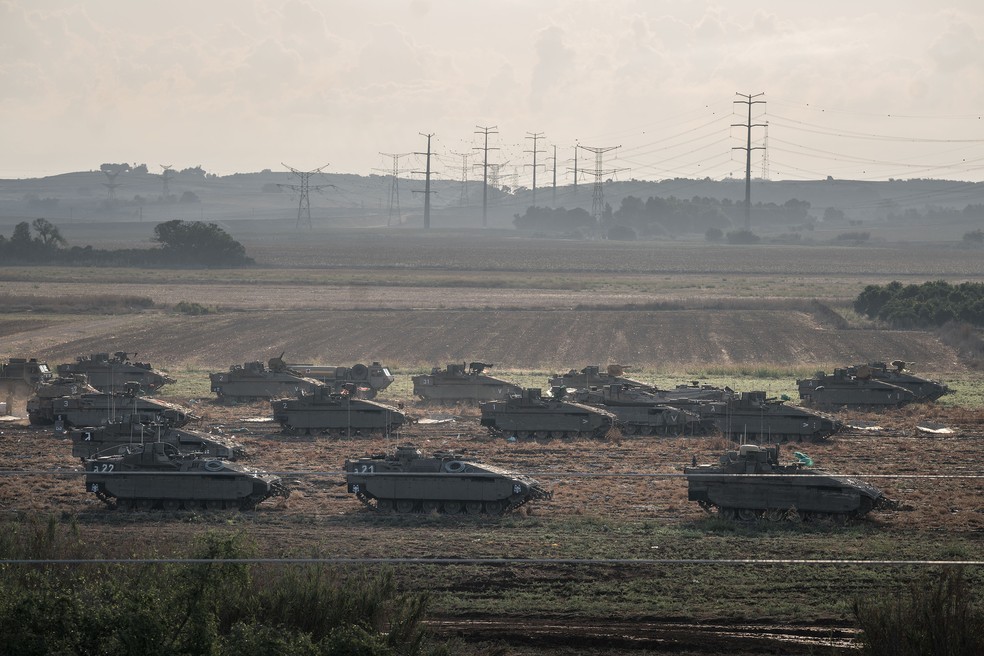 Tanques do exército israelense, perto de Erez, em preparação para uma provável invasão por terra — Foto: Sergey Ponomarev/The New York Times