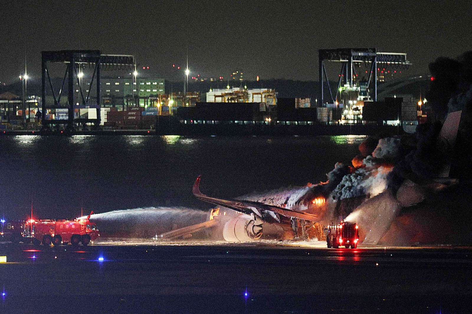 Avião pega fogo após colisão em aeroporto de Tóquio — Foto: JIJI PRESS / AFP