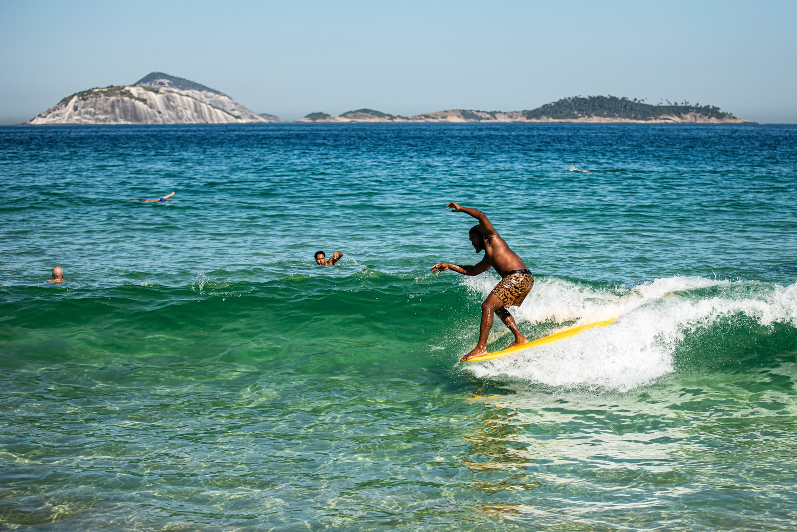 Mar do Rio com águas cristalinas. Na foto, Praia de Ipanema. — Foto: Hermes de Paula / Agência O Globo