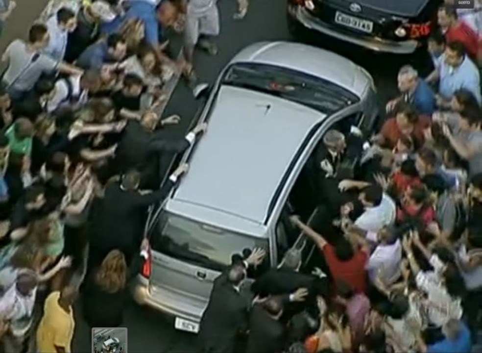 Fiat Idea com o Papa Francisco fica preso no trânsito no Centro do Rio e é cercado por fiéis — Foto: Reprodução/TV Globo