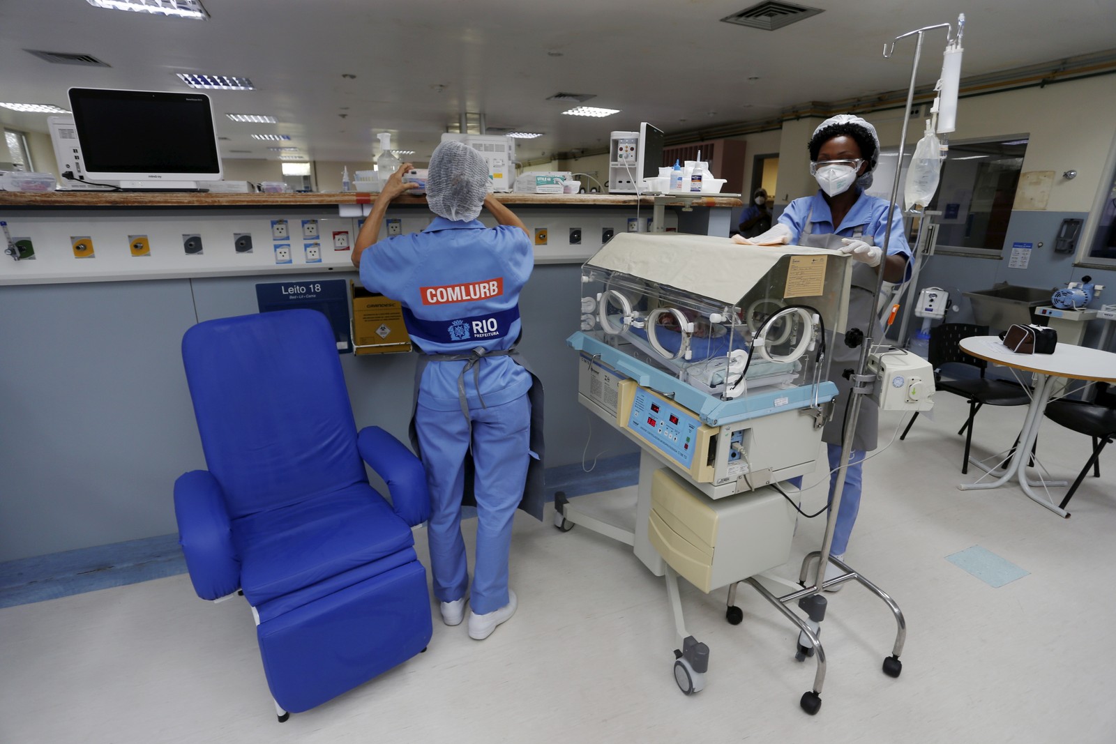 Profissionais da Comlurb fazem limpeza de incubadoras em três maternidades públicas — Foto: Fabiano Rocha