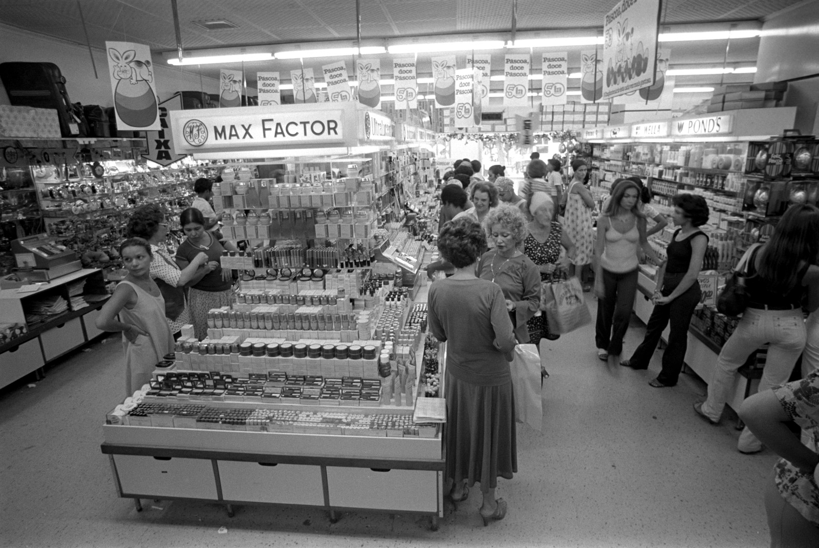 Clientes em uma das lojas no Rio, em 1979. — Foto: Anibal Philot / Agência O Globo